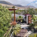 別荘 Beautiful Small Bungalow, Amazing Views And Garden カレタ・デ・ファマラ