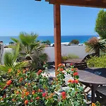 別荘 Beautiful Small Bungalow, Amazing Views And Garden カレタ・デ・ファマラ