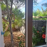 Beautiful Small Bungalow, Amazing Views And Garden 別荘 カレタ・デ・ファマラ