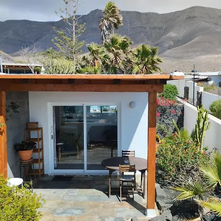Beautiful Small Bungalow, Amazing Views And Garden Feriehus Famara
