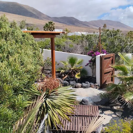 Feriehus Beautiful Small Bungalow, Amazing Views And Garden Famara