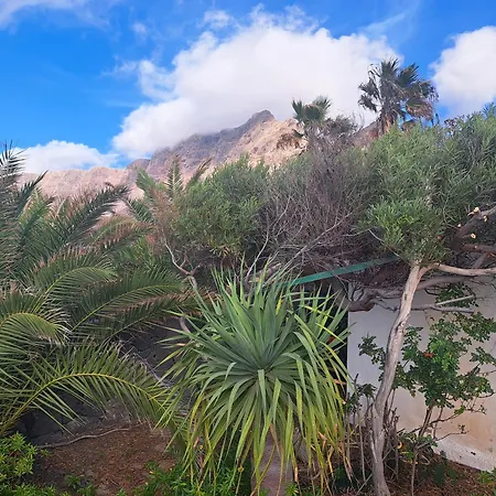 Feriehus Beautiful Small Bungalow, Amazing Views And Garden Famara