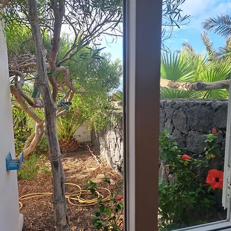 Beautiful Small Bungalow, Amazing Views And Garden Feriehus Famara